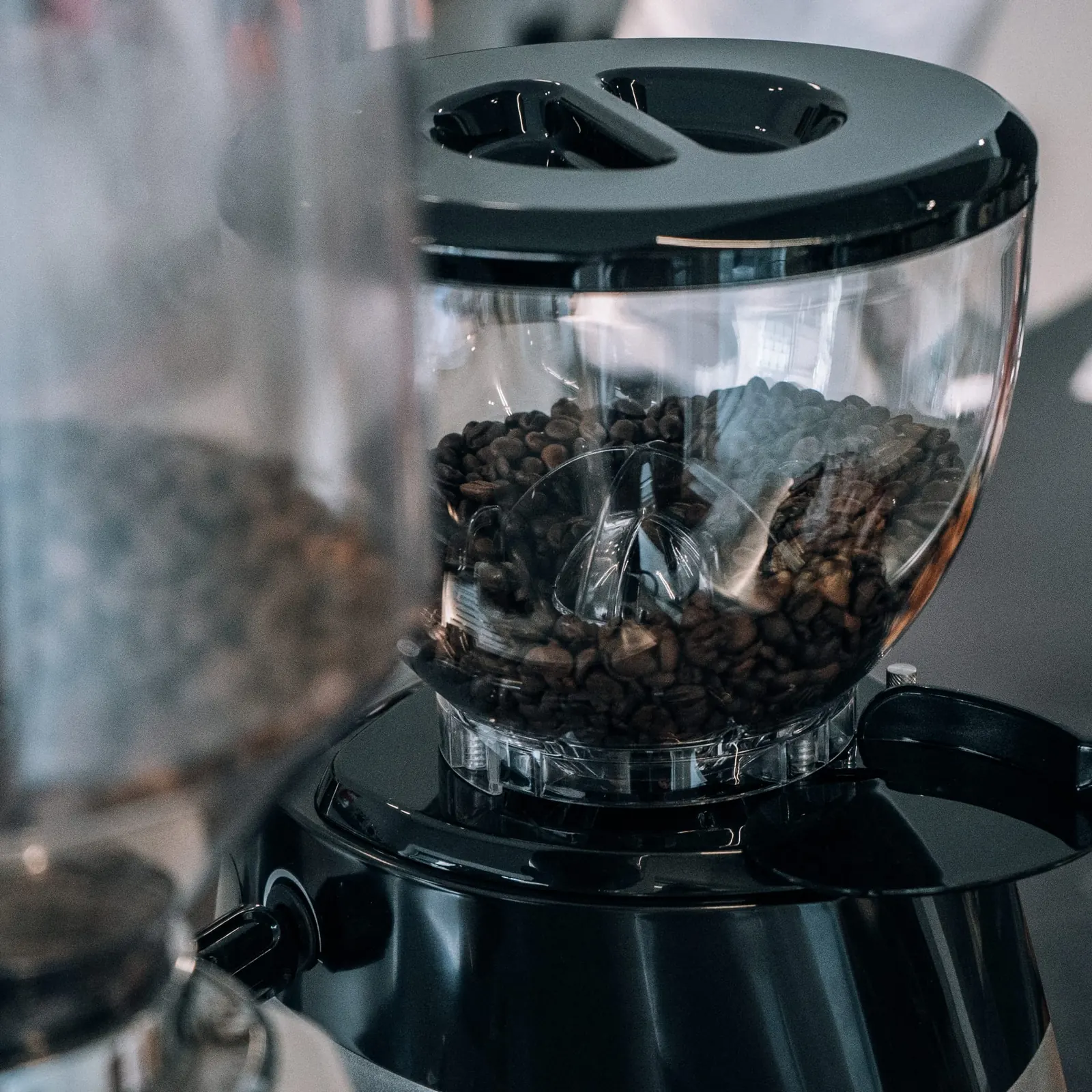 De koffiemolen achter de bar