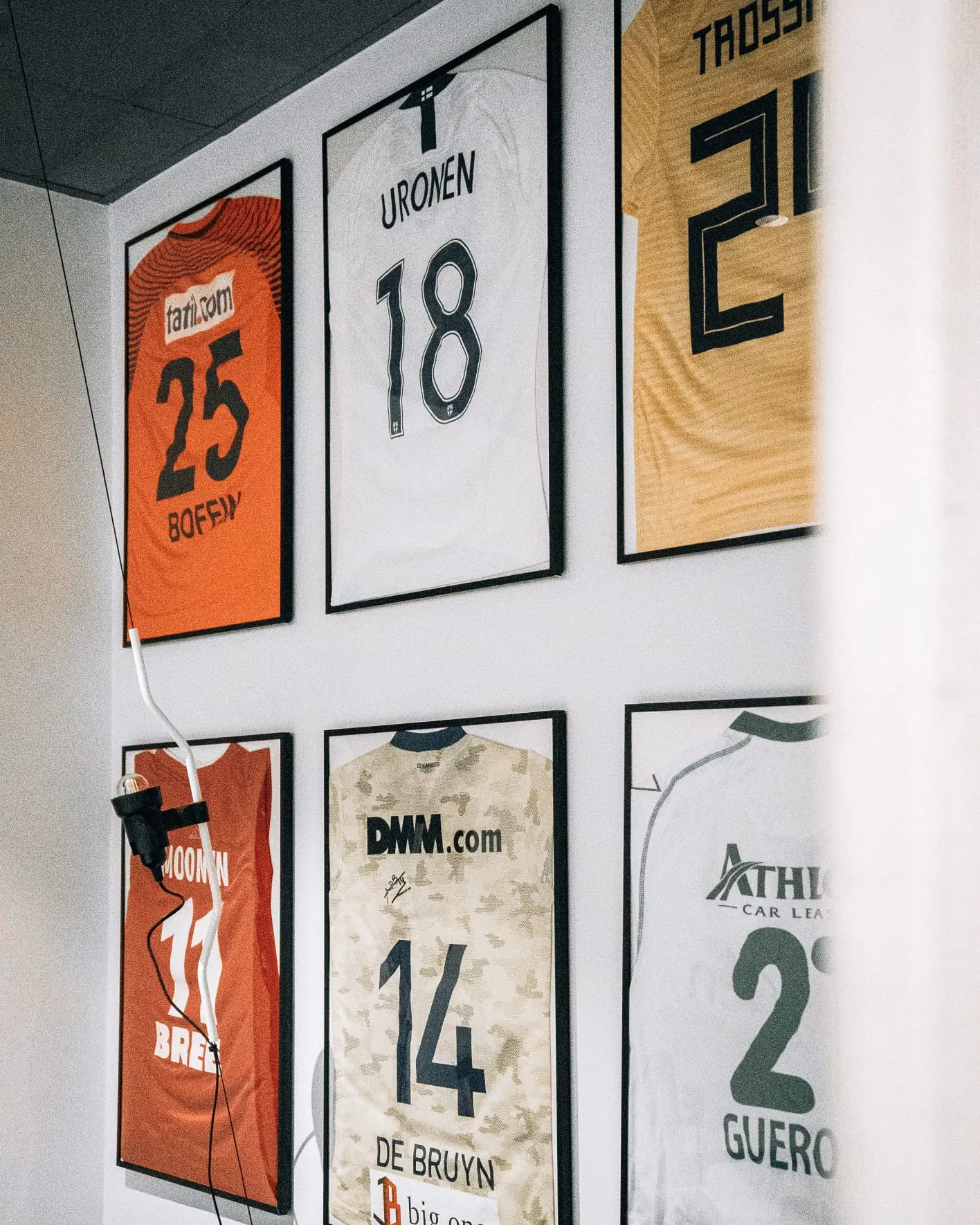 De wand met voetbaltruitjes